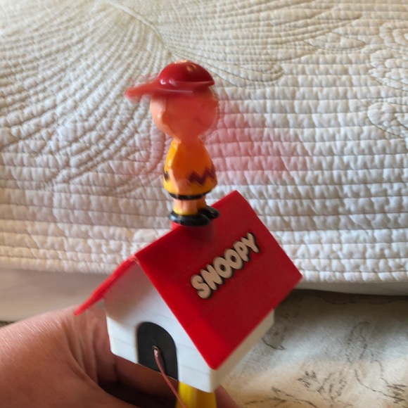 VINTAGE 70’s Peanuts Charlie Brown Spinner SNOOPY on Doghouse Child Whirly Toy - Picture 9 of 12